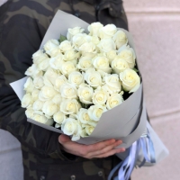 51 белая роза с оформлением