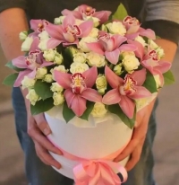 Композиция с орхидеями и кустовой розой