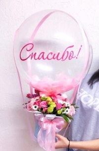 Круглая коробка цветов и шар Баблс