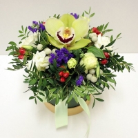 Коробка с орхидеей и другими цветами микс