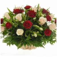 Корзинка роз и альстромерий